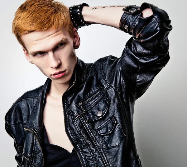 Giovane uomo dai capelli rossi su sfondo chiaro . — Foto Stock