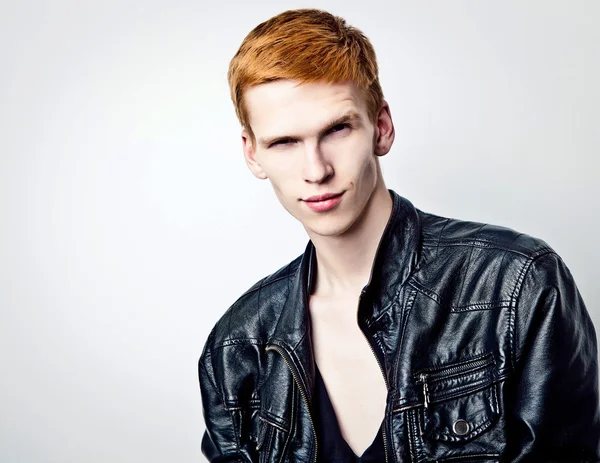 Vörös hajú fiatalember világos háttér. — Stock Fotó