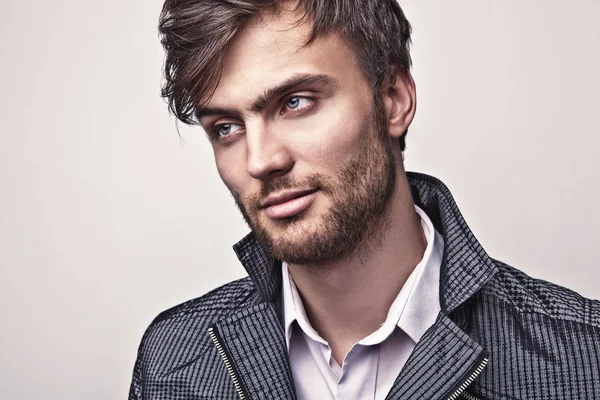 Eleganter junger gutaussehender Mann. Modeporträt im Studio. — Stockfoto