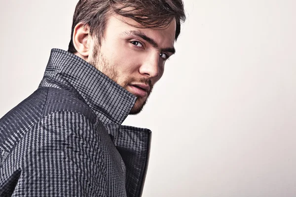 Elegante jonge knappe man. Studio modeportret. — Stockfoto