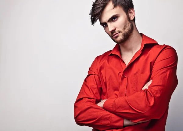 Elegante joven apuesto hombre. Estudio retrato de moda. —  Fotos de Stock