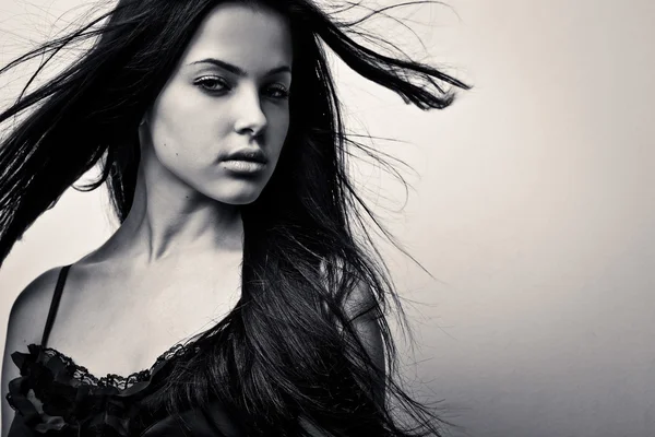 Schwarz-weißes Porträt einer jungen romantischen Schönheit. — Stockfoto