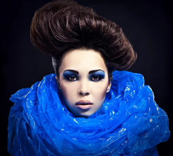 Fütüristik güzel genç kadın yüzü mavi moda makyaj ile. — Stok fotoğraf