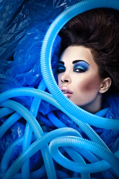 未来派美丽年轻女性面对蓝色时尚化妆. — 图库照片