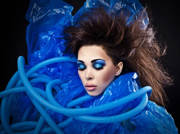 Futuristisch schönes junges weibliches Gesicht mit blauem Mode-Make-up. — Stockfoto