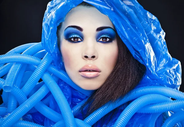 Futuriste belle jeune visage féminin avec maquillage de mode bleu . — Photo
