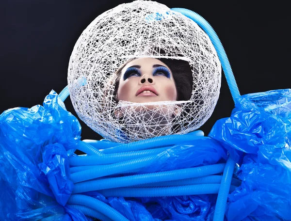 Futuristische mooie jonge vrouwelijke gezicht met blauwe fashion make-up. — Stockfoto