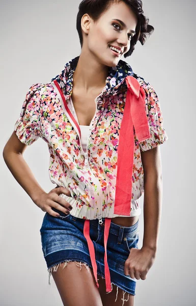 Bella giovane bruna femminile con un trucco multicolore di moda brillante. Studio foto . — Foto Stock