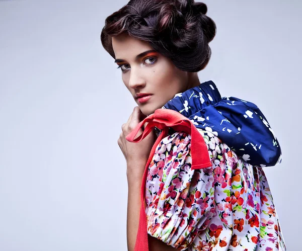 Bella giovane bruna femminile con un trucco multicolore di moda brillante. Studio foto . — Foto Stock