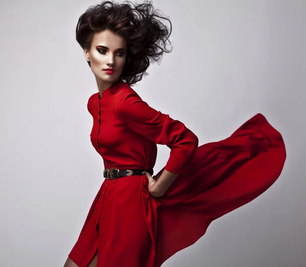 明るく美しい若いブルネット女性ファッションの色とりどりのメイクアップ。スタジオ写真. — ストック写真