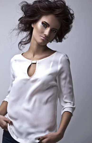 Gyönyörű fiatal barna nő ragyogó tarka smink divat. fotó stúdió. — Stock Fotó
