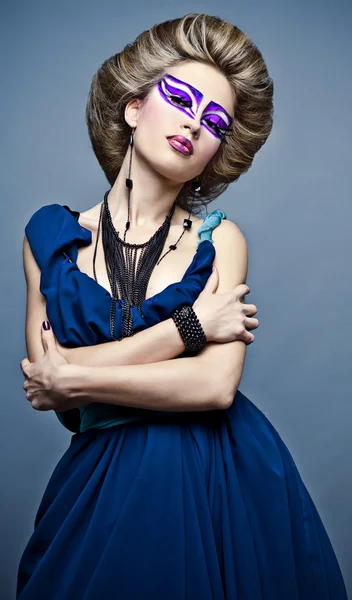 Bonito rosto feminino jovem com maquiagem multicolorida de moda brilhante — Fotografia de Stock
