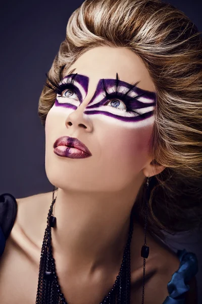 Bonito rosto feminino jovem com maquiagem multicolorida de moda brilhante — Fotografia de Stock