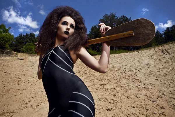 Outdoor-Modeaufnahme einer jungen Frau im Badeanzug. — Stockfoto