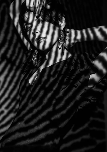 美しいファッションの女性の顔。白黒写真. — ストック写真