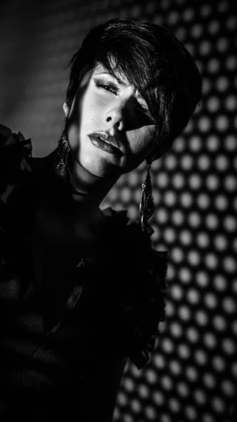 Hermosa cara de mujer de moda. Foto en blanco y negro . —  Fotos de Stock