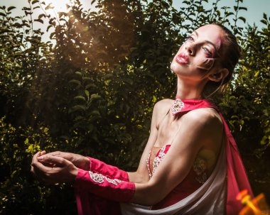 güzel elbise çekici romantik kadın açık poz.