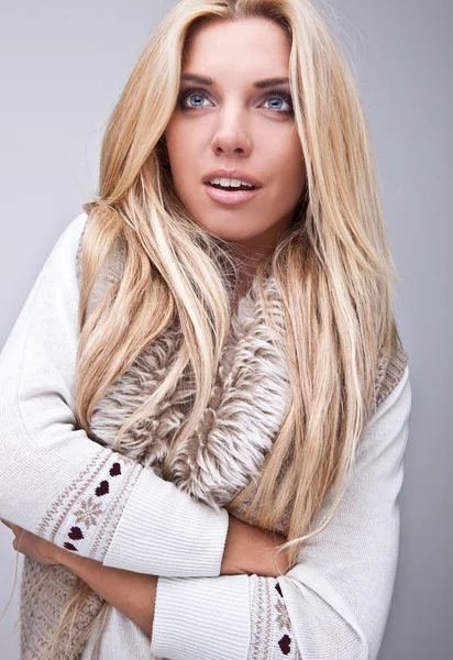 Erstaunliche Studioporträt der schönen jungen blonden Frau. — Stockfoto