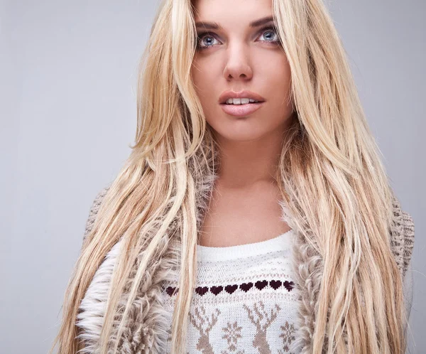 Fantastiska studio porträtt av vacker ung blond kvinna. — Stockfoto