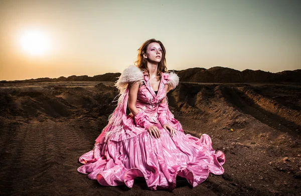 Portret van aantrekkelijke romantische vrouw bij fairy droge veld. — Stockfoto