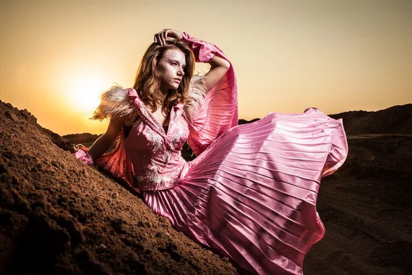 Портрет привлекательной романтичной женщины на сухом поле феи . — стоковое фото