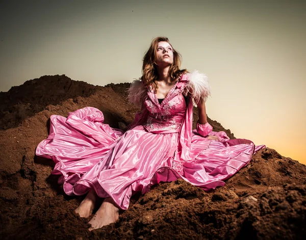 Retrato de mulher romântica atraente no campo seco de fadas . — Fotografia de Stock