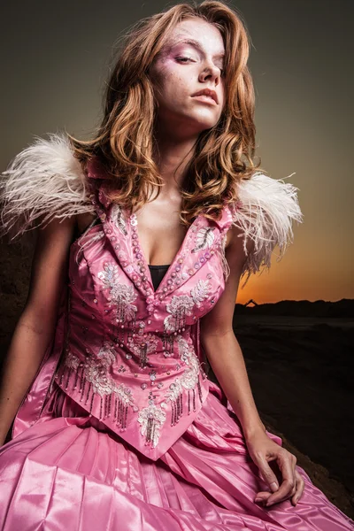 Porträtt av attraktiva romantisk kvinna på fairy torra fält. — Stockfoto