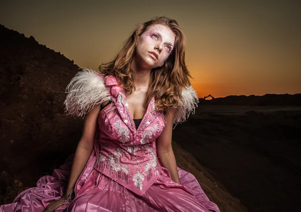 Porträtt av attraktiva romantisk kvinna på fairy torra fält. — Stockfoto