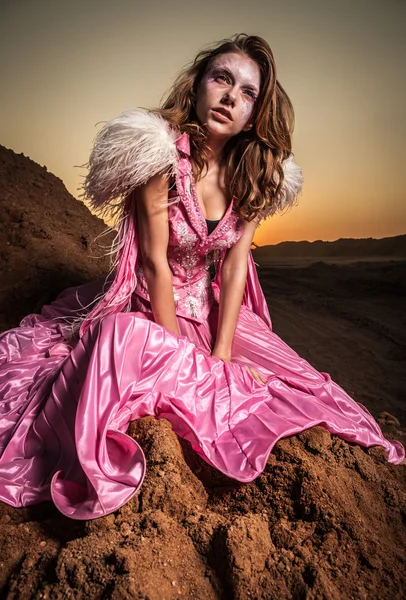 Retrato de mulher romântica atraente no campo seco de fadas . — Fotografia de Stock