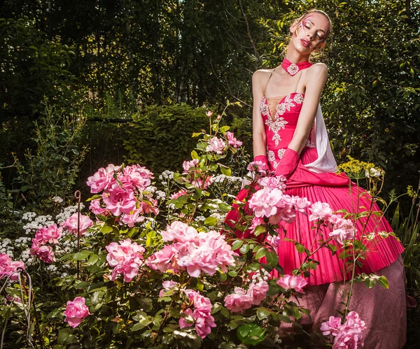 Attraktiva romantisk kvinna på vacker klänning poserar utomhus. — Stockfoto