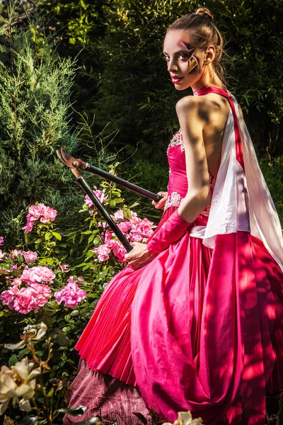 Mulher romântica atraente no belo vestido posar ao ar livre . — Fotografia de Stock