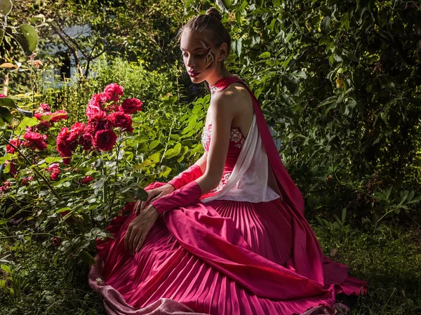 Attraente donna romantica sul bel vestito posa all'aperto . — Foto Stock