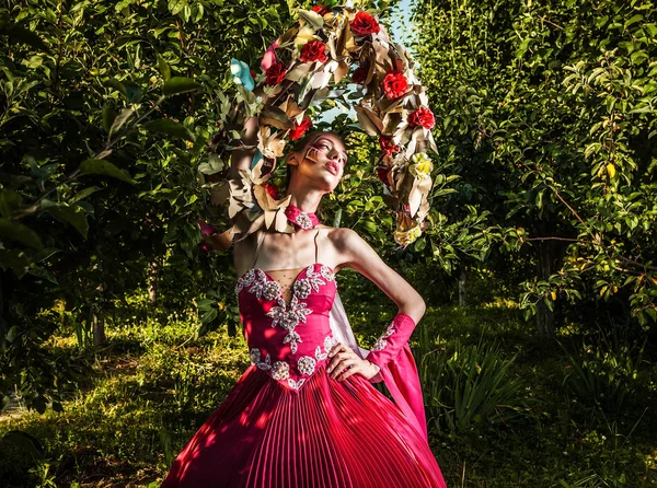 Aantrekkelijke romantische vrouw op mooie jurk vormen buiten. — Stockfoto
