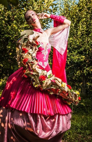 Attraktive romantische Frau auf schönem Kleid posiert im Freien. — Stockfoto