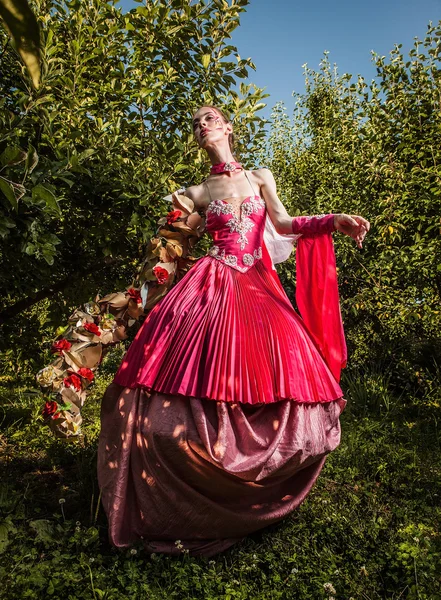아름 다운 드레스에 매력적인 로맨틱 여자 야외 포즈. — 스톡 사진