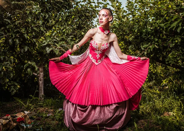 아름 다운 드레스에 매력적인 로맨틱 여자 야외 포즈. — 스톡 사진