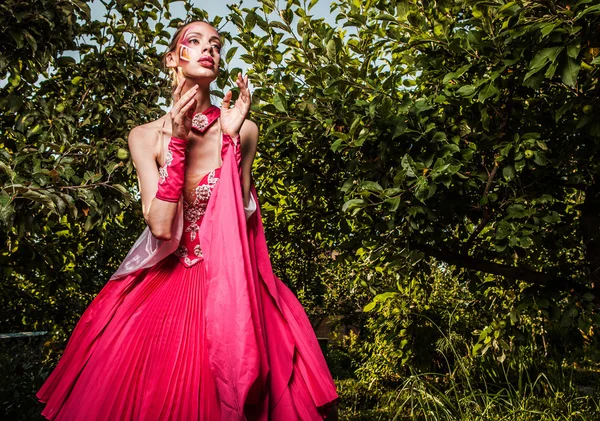 Attraente donna romantica sul bel vestito posa all'aperto . — Foto Stock