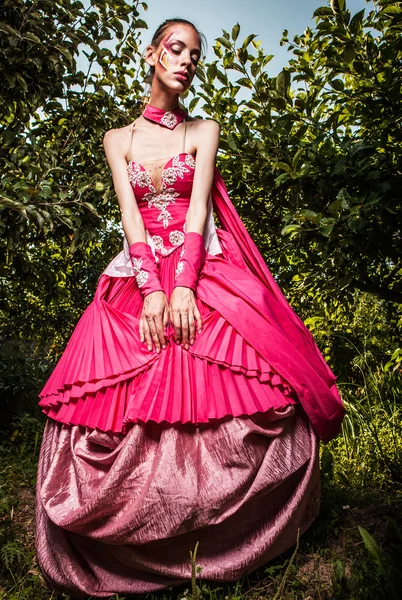 屋外ポーズ美しいドレスに魅力的なロマンチックな女性. — ストック写真
