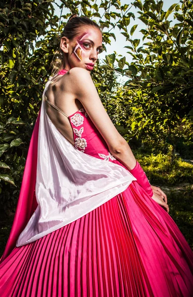 Attrayant romantique femme sur belle robe pose extérieure . — Photo