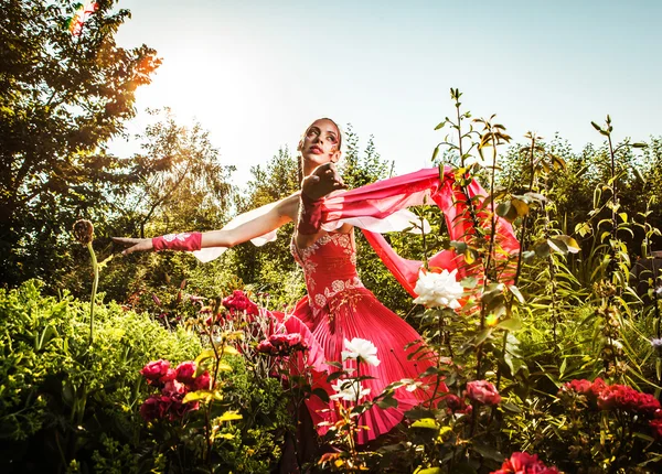 Attraktive romantische Frau auf schönem Kleid posiert im Freien. — Stockfoto