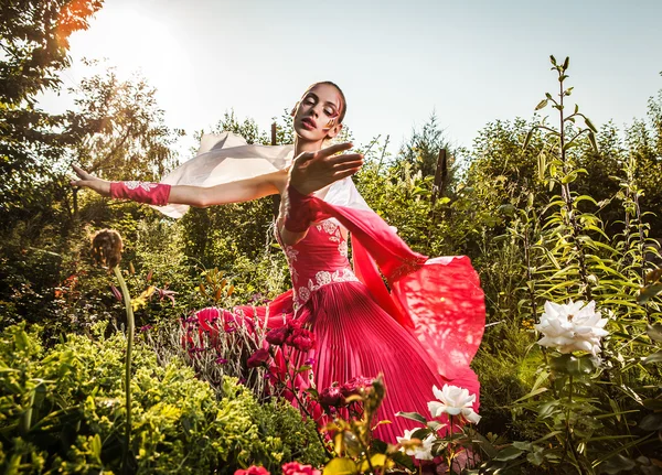 Aantrekkelijke romantische vrouw op mooie jurk vormen buiten. — Stockfoto