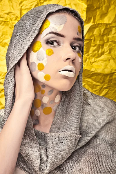 Divat gyönyörű nő alatt grunge sárga háttér. — Stock Fotó