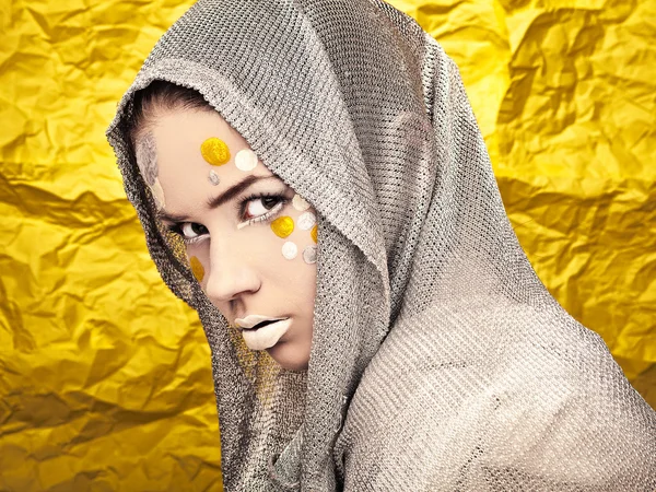 Mode schöne Frau über Grunge gelben Hintergrund. — Stockfoto