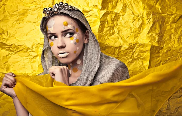 Divat gyönyörű nő alatt grunge sárga háttér. — Stock Fotó