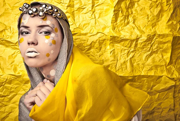 Μόδα όμορφη γυναίκα πάνω από το grunge κίτρινο φόντο. — Φωτογραφία Αρχείου
