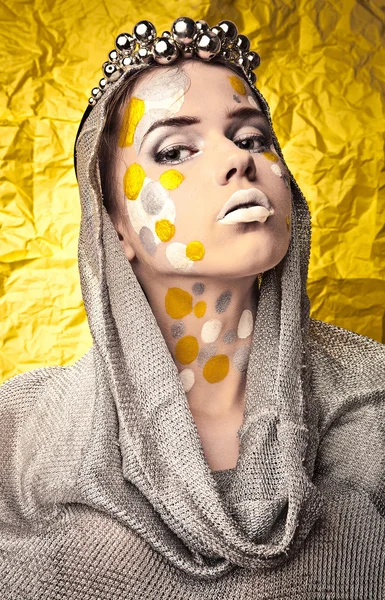 Mode schöne Frau über Grunge gelben Hintergrund. — Stockfoto