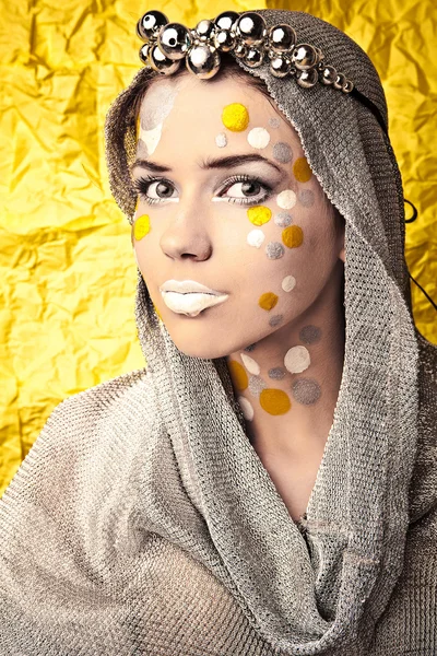 Мода Красива жінка над гранжевим жовтим тлом . — стокове фото