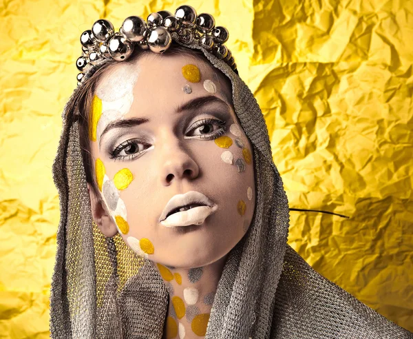 Moda Mulher bonita sobre grunge fundo amarelo . — Fotografia de Stock
