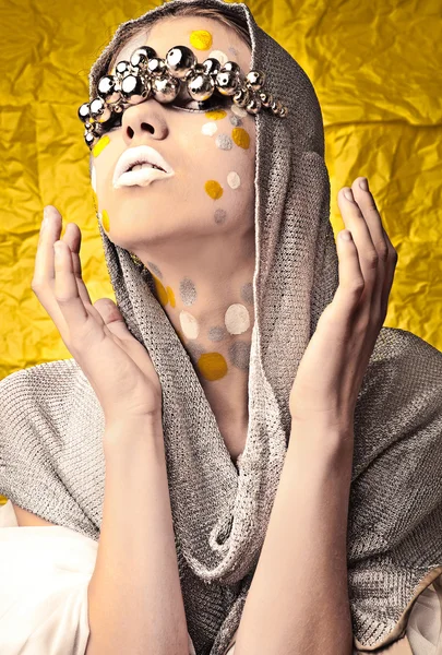 Mode vacker kvinna över grunge gul bakgrund. — Stockfoto