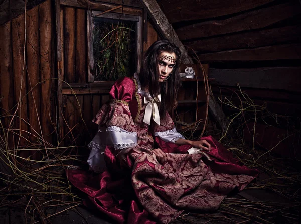 Fine art foto van een jonge mode dame in een donkere mystic locatie. — Stockfoto